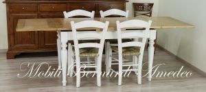 Tavolo da cucina in legno stile country con top in rovere e gambe tornite bianche